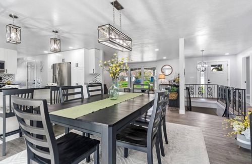 Ashwaubenon House | Beautifully remodeled 4 BR home w/in-ground pool