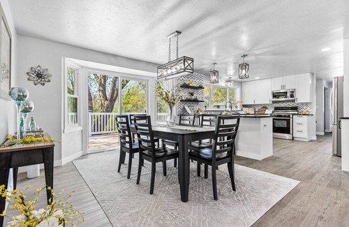 Ashwaubenon House | Beautifully remodeled 4 BR home w/in-ground pool