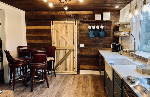 Zionville House | Beautifully remodeled cottage-w. Creek close to Downtown Boone & all activities