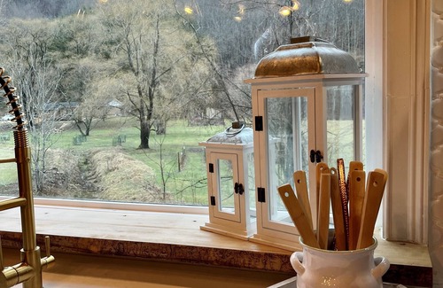 Zionville House | Beautifully remodeled cottage-w. Creek close to Downtown Boone & all activities