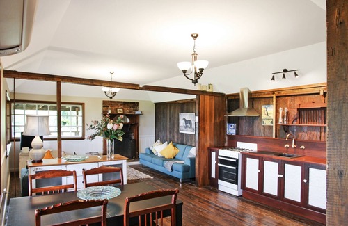 Berry Mountain House | Beautifully renovated Mountain cottage with Ocean view