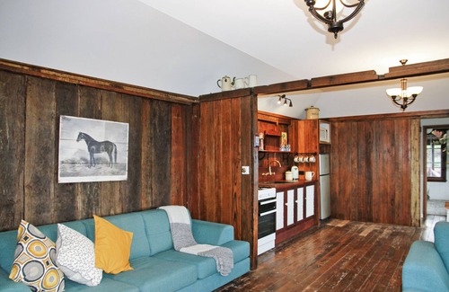 Berry Mountain House | Beautifully renovated Mountain cottage with Ocean view