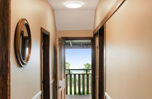 Berry Mountain House | Beautifully renovated Mountain cottage with Ocean view