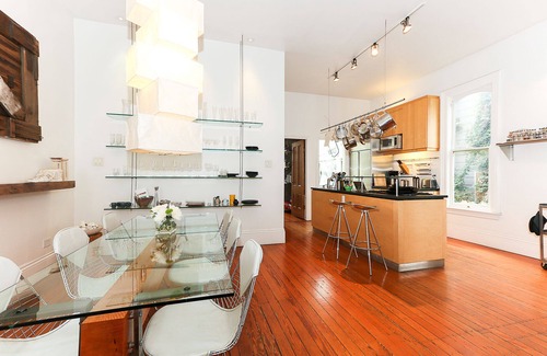 La Lengua House | Beautifully Renovated Turn Of The Century Victorian - garden, hot tub & parking