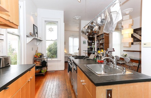 La Lengua House | Beautifully Renovated Turn Of The Century Victorian - garden, hot tub & parking