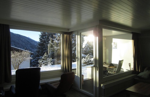 Meierhof Apartment | Beautifully renovated 3-room apartment in Davos with south-facing balcony and garden