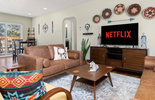 Uptown House | Beautifully Renovated Southwest Home 3B/2B, $2520/month over winter, Book Now!