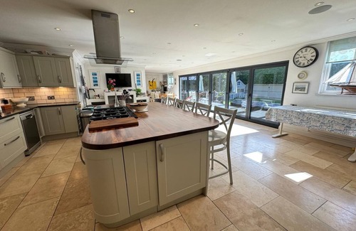 Littlehampton House | BEAUTIFULLY RENOVATED LARGE VICTORIAN VILLA WITH HUGE KITCHEN. Sleeps 14-16