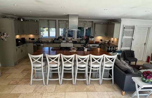 Littlehampton House | BEAUTIFULLY RENOVATED LARGE VICTORIAN VILLA WITH HUGE KITCHEN. Sleeps 14-16
