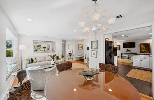 Amagansett North House | Beautifully renovated near Amagansett village, ocean and bay beaches and train!