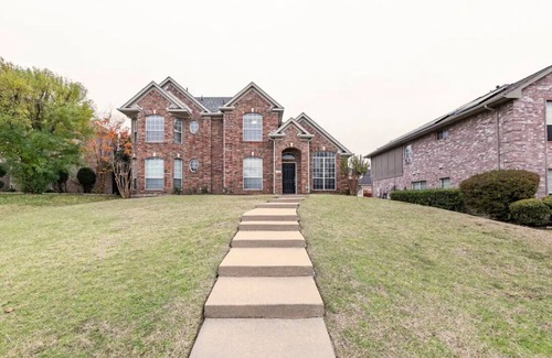 Plano House | Beautifully renovated 4 bedroom home w/fireplace