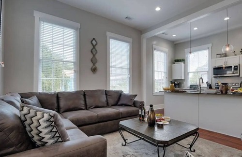 Historic Downtown Savannah House | Beautifully Renovated 5 bedroom 5 bath