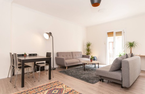 El Raval Condo | Beautifully Renovated Apt in Raval