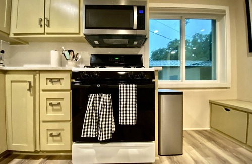 Ross House | Beautifully Renovated Home near Downtown Waco, Baylor Univ. & Magnolia Silos