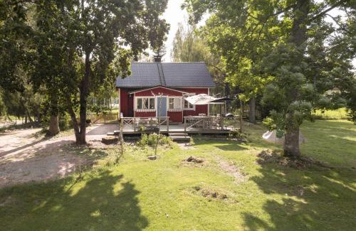 Salo House | Beautifully renovated lakeside red cottage