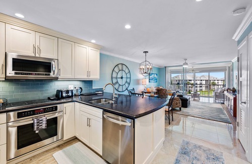 Jupiter Condo | Beautifully renovated top floor condo with lake view, minutes from the beach