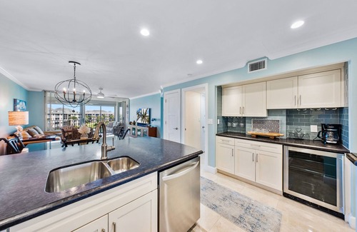 Jupiter Condo | Beautifully renovated top floor condo with lake view, minutes from the beach