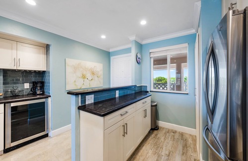 Jupiter Condo | Beautifully renovated top floor condo with lake view, minutes from the beach