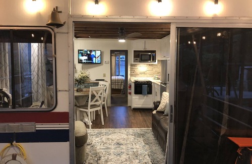 Downtown Knoxville Boat Rental | BEAUTIFULLY RENOVATED HOUSEBOAT on Tennessee River with golfcart in Knoxville !