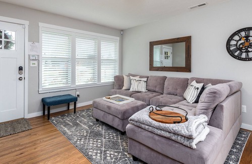 Centennial House | Beautifully renovated comfy home. Near PDX, DTWN & Multnomah Falls.
