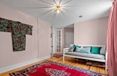 Strasburg Apartment | Beautifully Renovated Downtown Flat: Japanese Decor