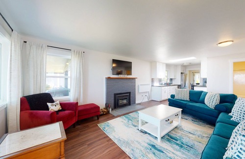 Waldport House | Beautifully renovated home across street from beach access - dogs welcome