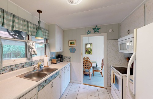 Haleiwa House | Beautifully restored cottage with AC in bedrooms - two blocks to beach & harbor