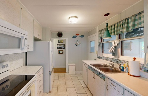 Haleiwa House | Beautifully restored cottage with AC in bedrooms - two blocks to beach & harbor