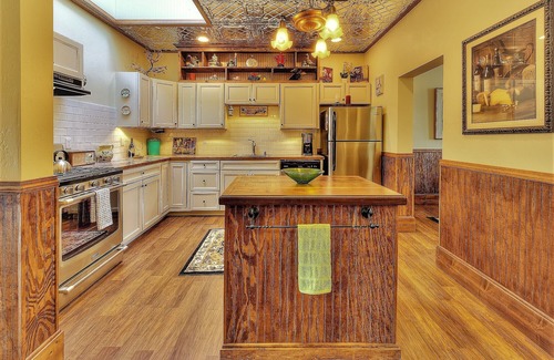 Hamilton Villa | Beautifully Restored house of pleasure on Main St above Ponderosa Wine Bar