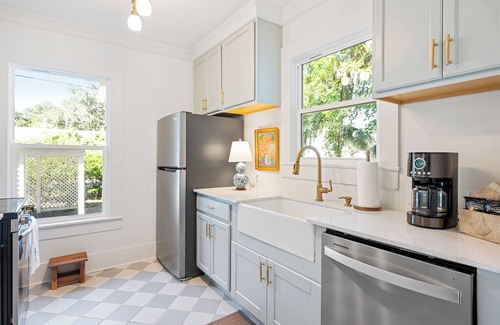 Brunswick Cottage | Beautifully restored cottage downtown Historic Brunswick close to golf + beaches