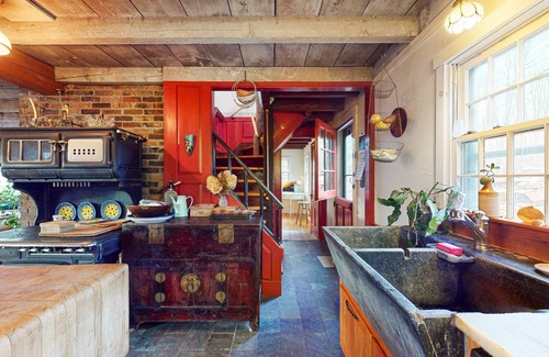Calais House | Beautifully restored colonial home on first settler’s site - dog-friendly