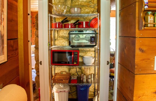 Charlottesville Cabin | Beautifully Rustic Cabin just 10 minutes from UVA, with pool!