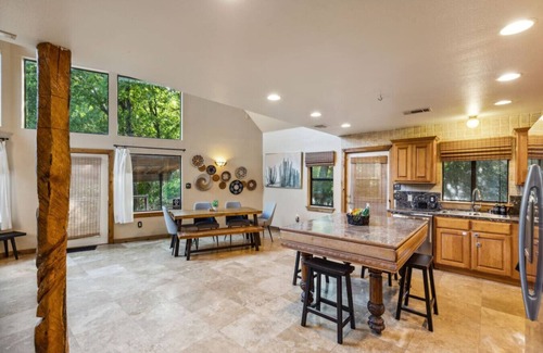 Oak Cliff House | Beautifully Secluded 3BR Home