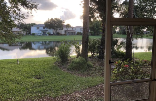 Royal Palm Beach House | BEAUTIFULLY UPDATED TOWNHOUSE NEAR OCEAN WITH COMMUNITY POOL
