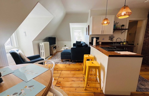 Portland Apartment | Beautifully updated short walk to the beach and 5-7 min to Portland.