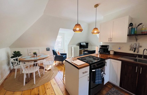 Portland Apartment | Beautifully updated short walk to the beach and 5-7 min to Portland.