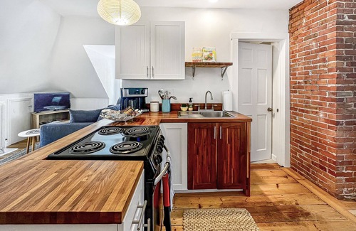 Portland Apartment | Beautifully updated short walk to the beach and 5-7 min to Portland.