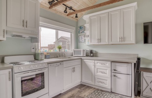 Rockaway Beach House | Beautifully Updated King Bedroom Cottage with Fireplace is 68 Steps from Beach!