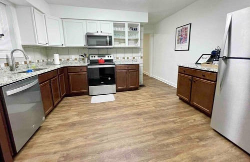 Near Eastside House | Beautifully Updated, Sleeps 7! 10 min to Lucas Oil