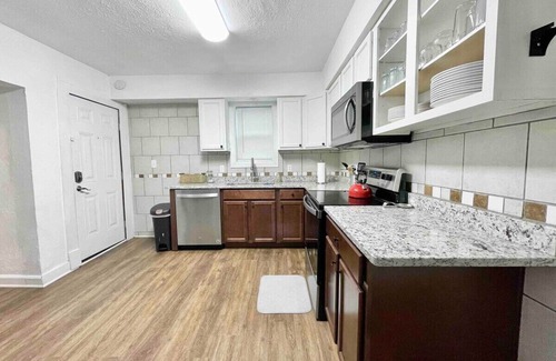 Near Eastside House | Beautifully Updated, Sleeps 7! 10 min to Lucas Oil