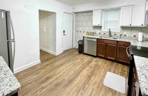 Near Eastside House | Beautifully Updated, Sleeps 7! 10 min to Lucas Oil