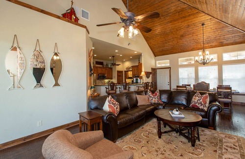 Tool House | Beautifully Updated Family Getaway on Cedar Creek Lake