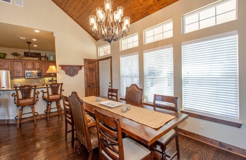 Tool House | Beautifully Updated Family Getaway on Cedar Creek Lake