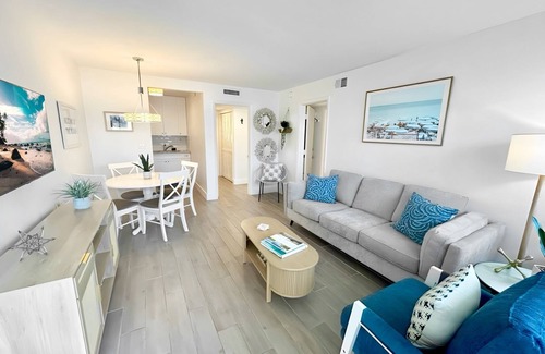 Old Naples Condo | Beautifully Updated Naples Condo, Walk to Beach & 3rd St