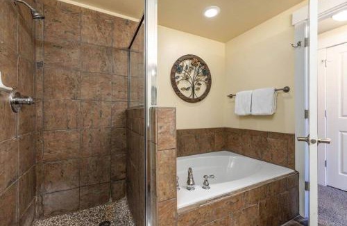 Bear Hollow Village Apartment | Beautifully Updated PC condo w Pool, Hot Tub, Gym!