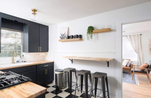 Duckpond House | *Beautifully Updated Downtown 2 BR* Sleeps 6