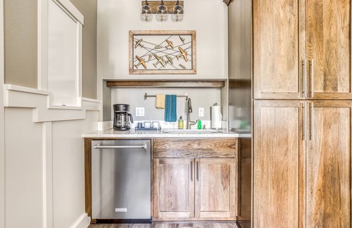 McMinnville Apartment | Beautifully-updated, ground floor studio with a kitchenette, & free WiFi