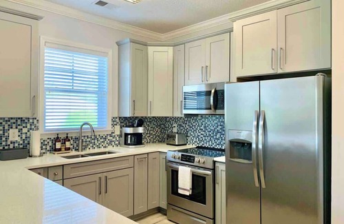 Longs Condo | Beautifully Renovated! King Bed! Pool View!