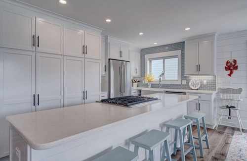 South End House | Beautifully Renovated 4BR Home/2nd Row/Ocean Views + Parking for 5 vehicles