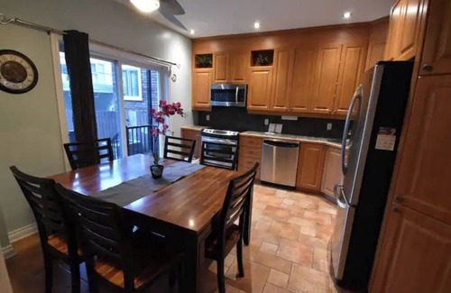 Ville-Emard Apartment | Beauty 4BD/2BA & parking - central A/C and heat- 25% off stays 32 days +